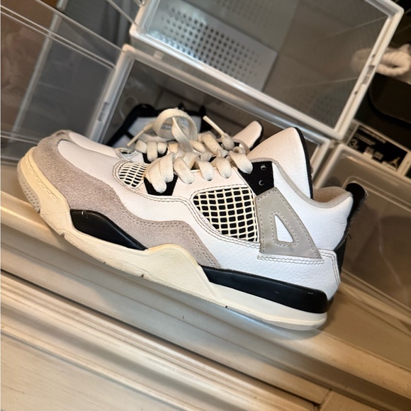 Military blackJordan 4